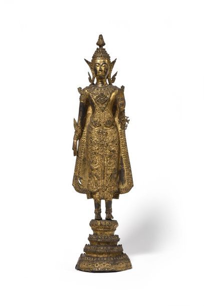null THAILANDE Figurine en bronze laqué doré représentant un bouddha debout reposant...