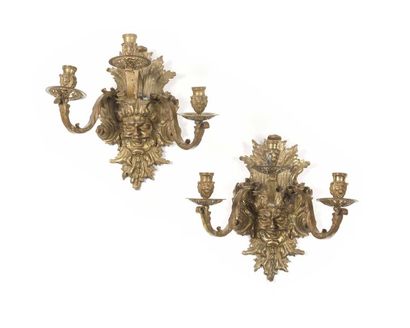 null Paire d’appliques à trois lumières en bronze doré à têtes de satyre dans un...