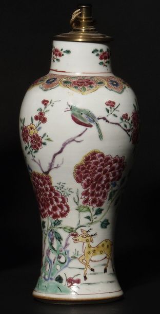 null Vase de forme balustre en porcelaine de la Chine à fond blanc et décor polychrome...