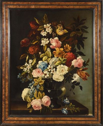 null Deux huiles sur toile pouvant former pendants représentant des bouquets de fleurs...