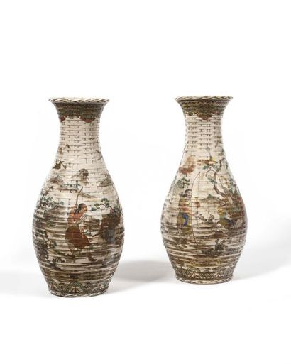 null Japon (Satsuma) Paire de vases de forme balustre en faïence à décor en relief...