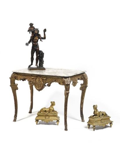 null Table console en bois doré, de forme très mouvementée et décor de feuillages,...