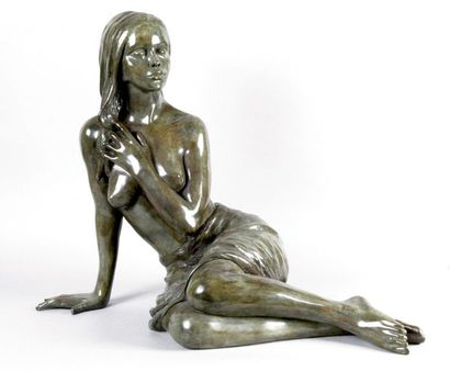 null BÉATRICE BISSARA, NÉE 1972. Jeune fille assise. Epreuve en bronze à patine brun...