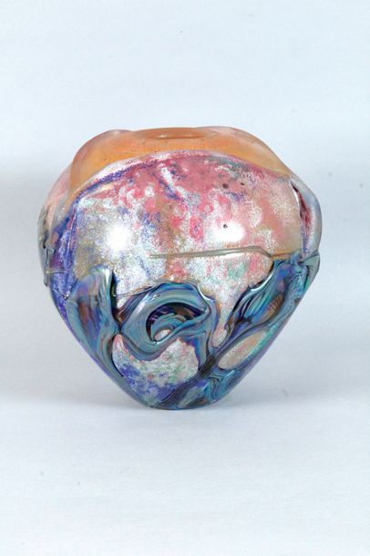 null JEAN CLAUDE NOVARO (1943-2015) Vase boule en verre soufflé à décor de coulures...