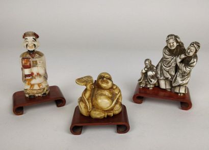 null JAPAN Three Netsukes with character set. Late 19th century Height: 3.5 cm and...