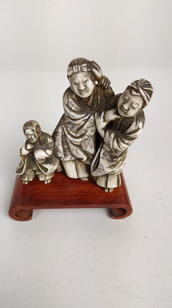 null JAPAN Three Netsukes with character set. Late 19th century Height: 3.5 cm and...