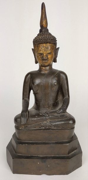 null BIRMANIA Buddha in patinated and gilded bronze sitting in meditation position....
