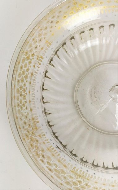 null VENICE Glass bowl with raised glass. XVIIth century Height : 5 cm Diam : 23.5...