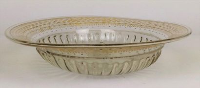 null VENICE Glass bowl with raised glass. XVIIth century Height : 5 cm Diam : 23.5...