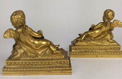 null PAIR OF GROUPS in chiselled gilt bronze with a decoration of reclining cherubs...