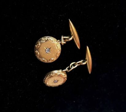 null PAIR OF WATCH BUTTONS in yellow gold with star pattern. Gross weight: 4.8 g