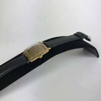 null JAQUET DROZ, vers 1960 Montre bracelet en or jaune 18k, lunette guillochée ,...