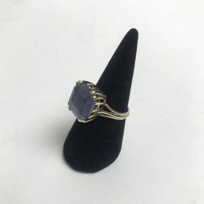null Rhodium-plated metal ring set with a blue quartz. TDD: 51