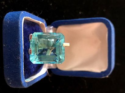 null RING in white gold decorated with a large emerald-cut aquamarine. Gross weight:...