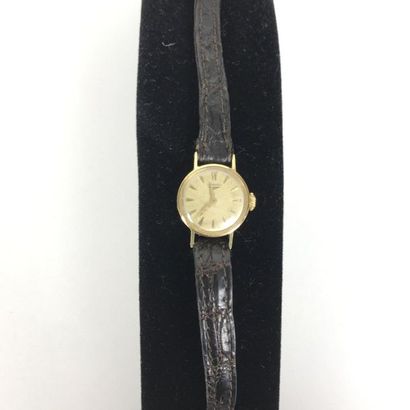 null LONGINES Montre de dame en or jaune, cadran rond, index baton. Bracelet croco...