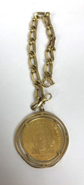 null BRACELET en or jaune à maille ajourée orné d'une médaille à l'effigie d'Anne...