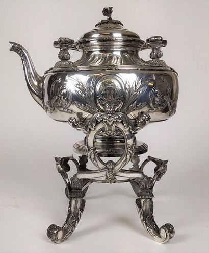 null SAMOVAR en métal argenté ciselé de rinceaux feuillagés sur un corps à vaguelettes...