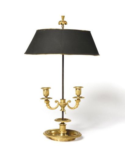 null Lampe bouillotte en bronze doré orné d’un bouquet de deux lumières supporté...