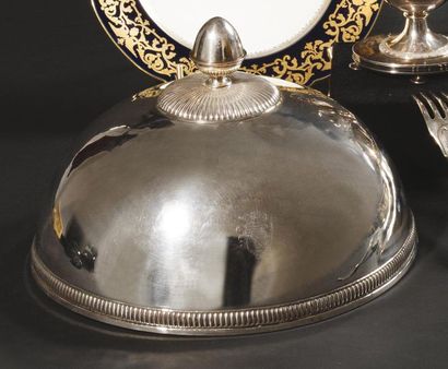 null Belle paire de cloches couvre-plats de table, rondes, en cuivre argenté, gravée...