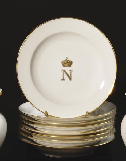 null Ensemble de huit assiettes en porcelaine à potage au chiffre N doré de l’Empereur...