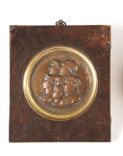 null « La famille impériale » Médaille en cuivre estampé, au profil de l’Empereur...
