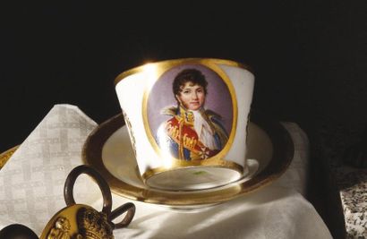 null Porcelaine Vieux Paris. Tasse à café en porcelaine ornée d’un médaillon polychrome...