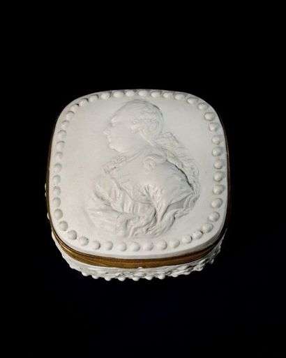 null Bonbonnière en biscuit,

« Le Roi Louis XVI »

à monture en laiton, orné sur...
