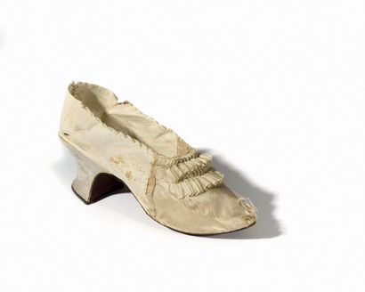  QUEEN Marie-Antoinette 
 Rare and fine coloured shoe in silk on the front third...