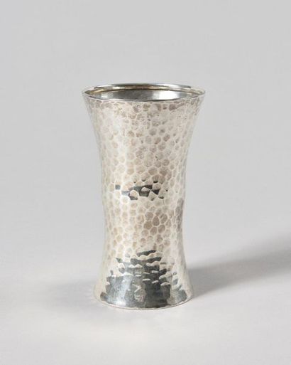 null TIFFANY & Co Diabolo Vase with domed belt in hammered silver Marked TIFFANY...