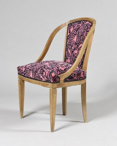 null WORK OF THE 1930's Gondola chair in natural beech, fluted legs at the capital,...