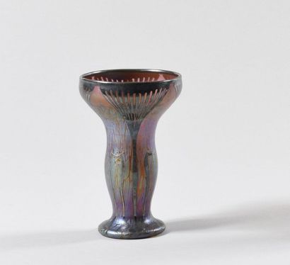 null LOETZ, Attribué à Vase à double étranglement en verre soufflé iridescentes à...