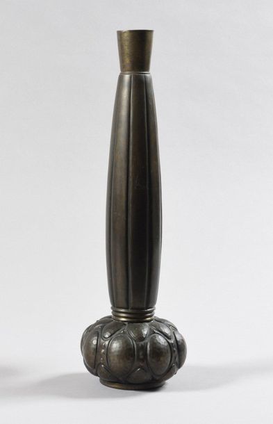 null TRAVAIL DES ANNEES 1910 Haut vase oignon en cuivre martelé et patiné Marqué...