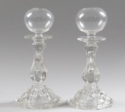 null Paire de lampes de brodeuse en verre moulé, fût balustre. H: 26 cm