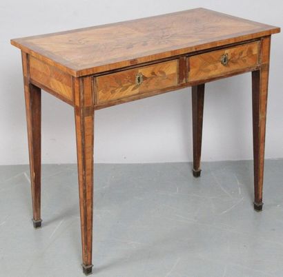 null PETTE TABLE À ÉCRIRE DE Style Louis XVI en placage de bois de rose et amarante....