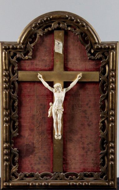 null TABLEAU CRUCIFIX en ivoire avec Titulus du XIX siècle, sur croix et fonde de...