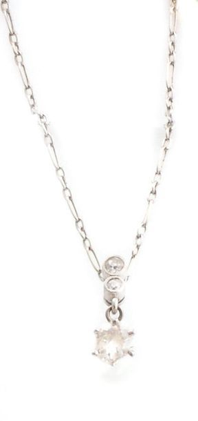 null NECKLACE in 750 thousandths white gold retaining three diamonds, one of which...