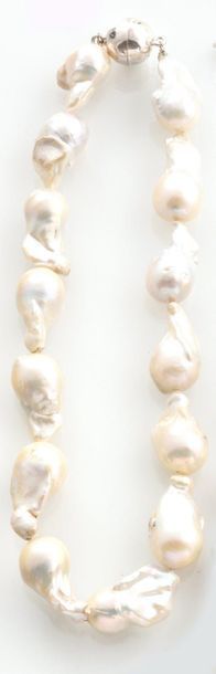 null COLLIER composé de 14 perles baroques blanches. Fermoir en argent 950 millièmes...