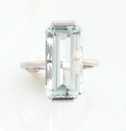 null RING in white gold 750 thousandths, decorated with a rectangular aquamarine....