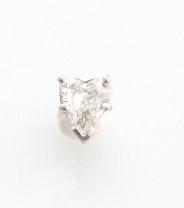 null BOUTON D'OREILLE en or gris 750 millièmes présentant un diamant de taille cœur...