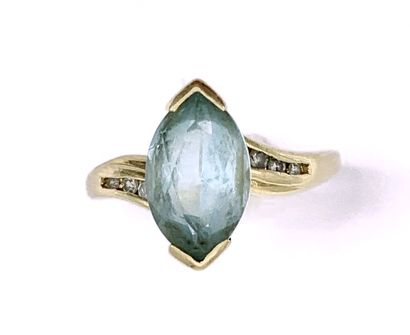 null RING in 750 thousandths yellow gold holding a shuttle-shaped aquamarine surrounded...