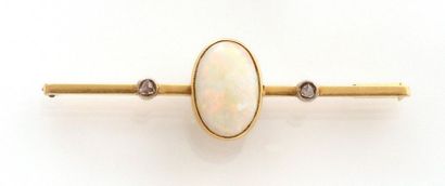 null BROCHURE in 750 thousandths yellow gold decorated with an opal and two diamonds....