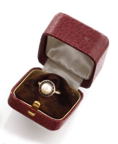 null RING in 18K yellow gold, holding in its center a pearl (untested) in a surround...