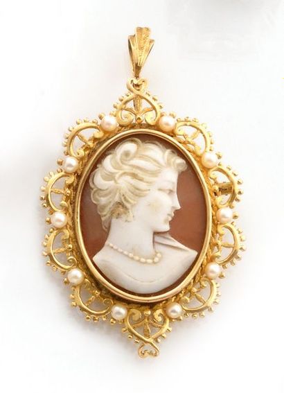 null Cameo PENDANT on shell representing a profile of a young woman in a finely openwork...