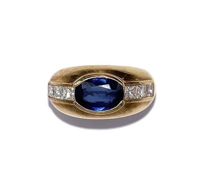 null RING in 750 thousandths yellow gold, adorned with an oval-shaped sapphire of...