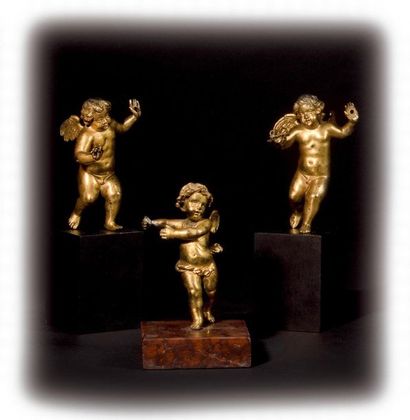 null Pair of winged children's figures in gilt bronze (fragments), on blackened wooden...
