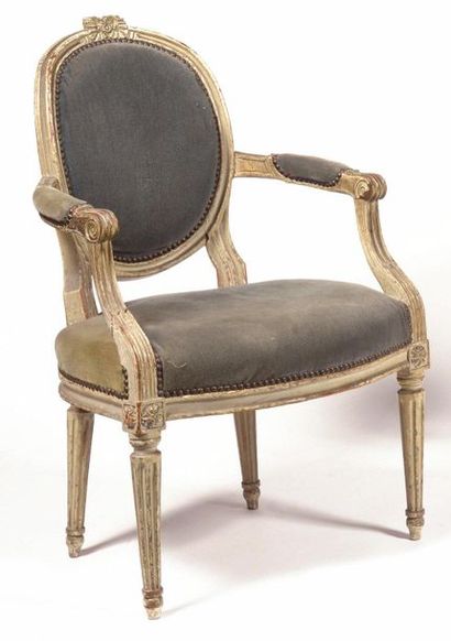 null Pair of moulded and painted wooden armchairs, with rounded backs and tapered...