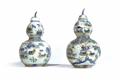 null CHINA Pair of covered double-bottle vases in porcelain, decorated in polychrome...