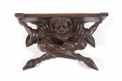 null Petite console d’applique en bois teinté à décor d’un personnage grimaçant....