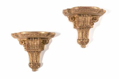 null Pair of small gilded wooden wall light brackets, with scrolls and foliage. 18th...