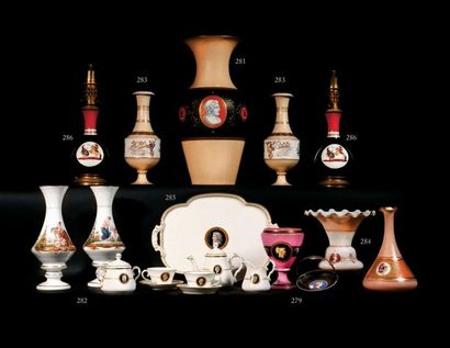 null Vase piriforme en opaline à décor polychrome de profils antiques dans des médaillons...